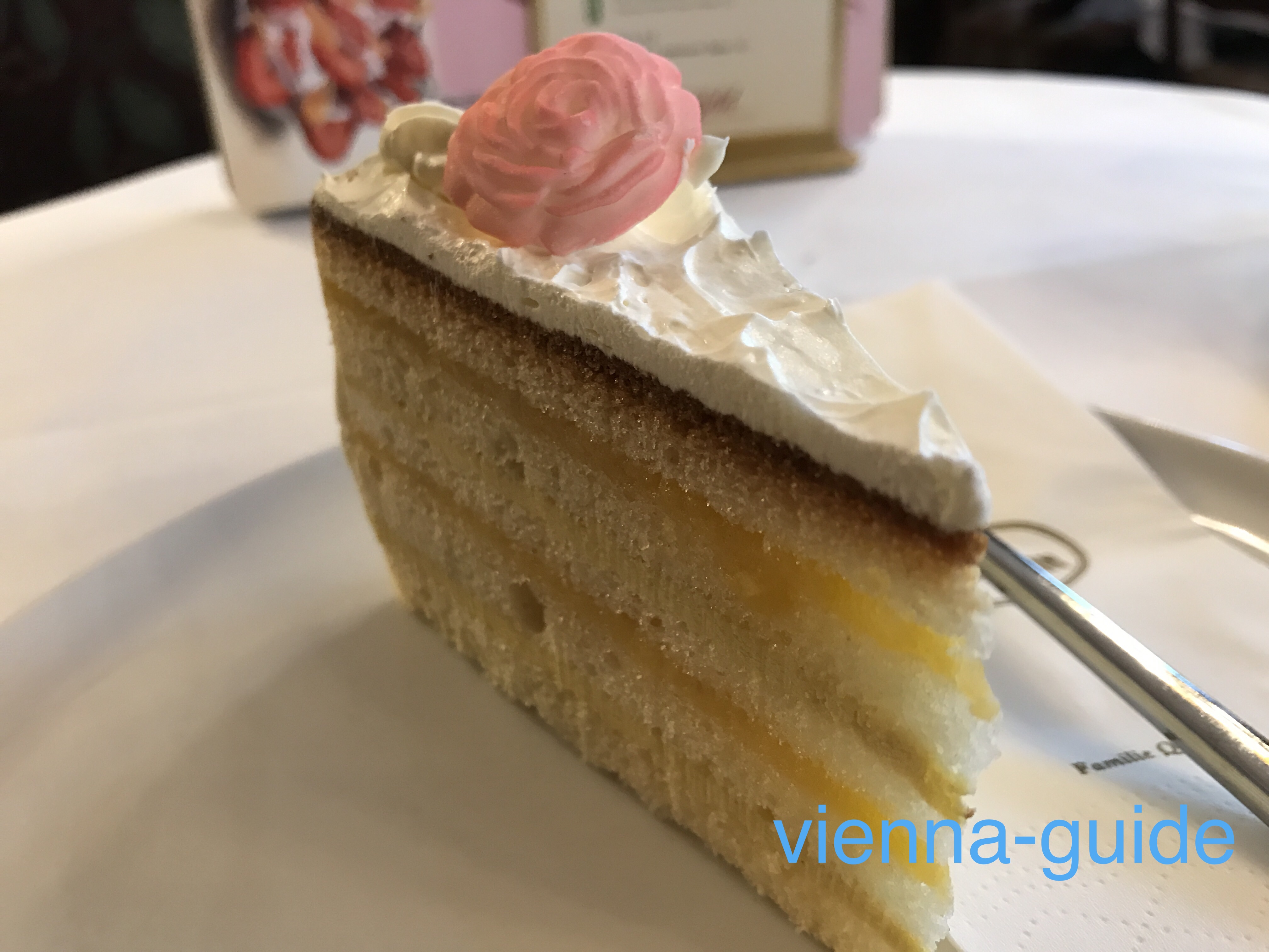 カフェラントマンでハリー王子とメーガン妃のロイヤルウェディングケーキが食べられる 現地ガイド発信 ウィーン最新情報